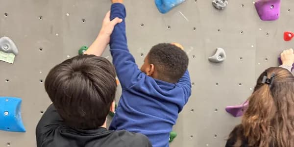 Enfants sur le mur d'escalade