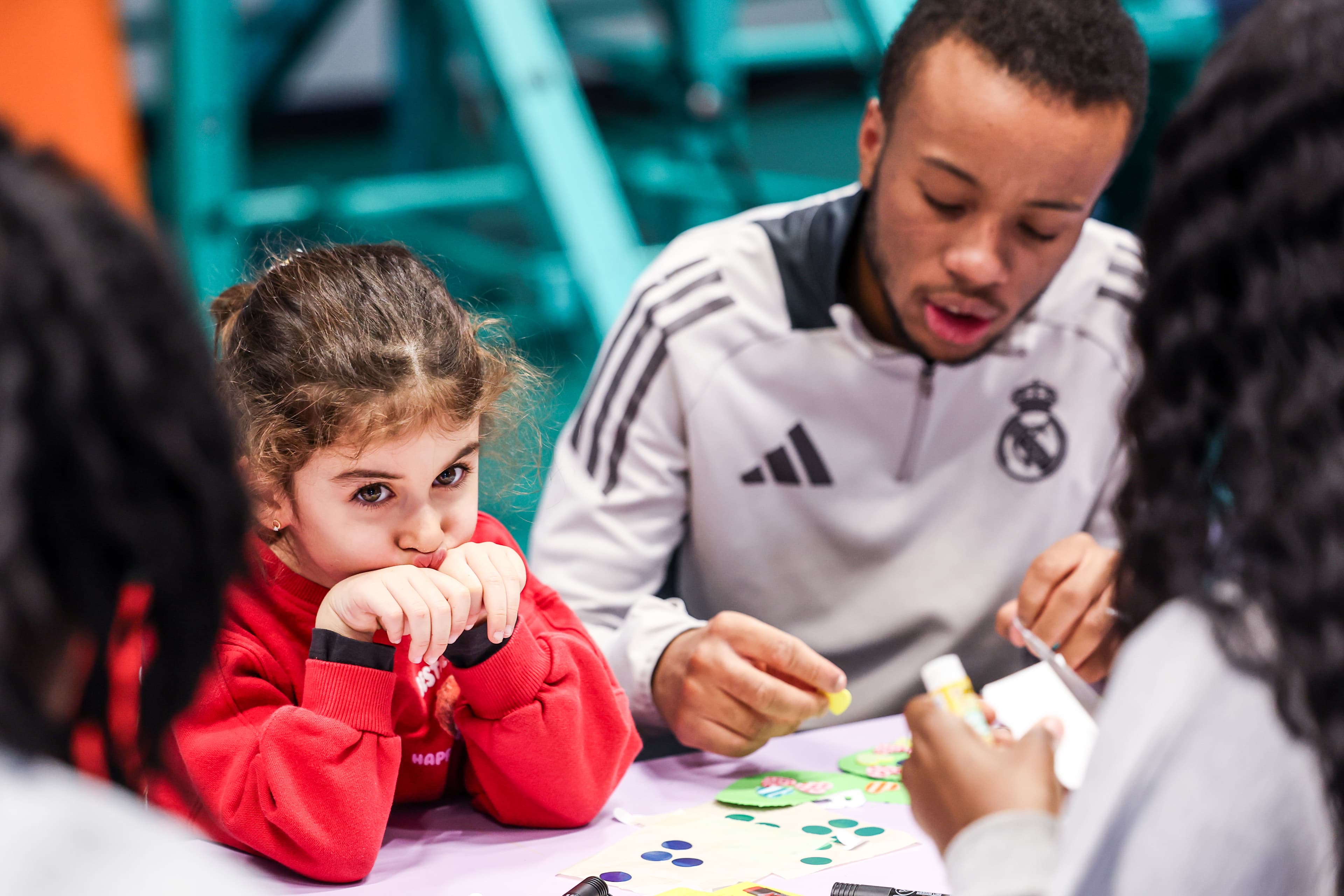 Atelier créatif — enfant et jeune adulte concentrés